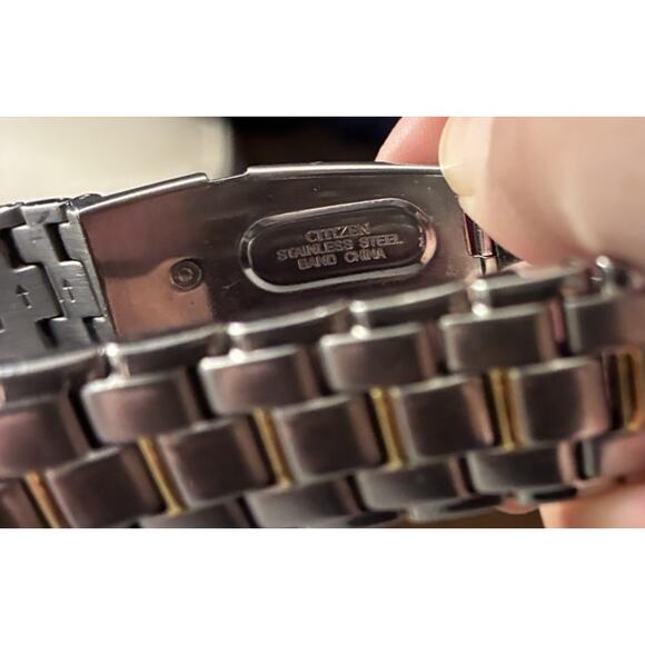 Solar CITIZEN Eco-Drive WR 100 Men’s Gold tone Watch with Stainless Steel Band - Picture 7 of 7